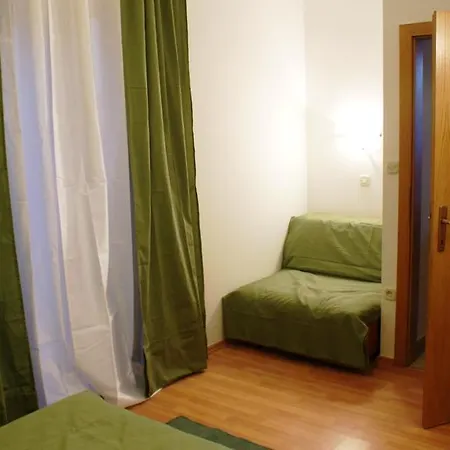Deak Komarna Apartment *