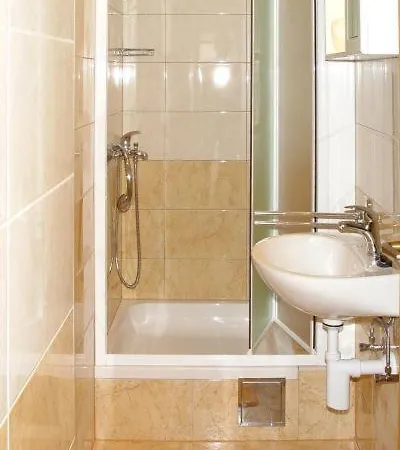 Deak Komarna Apartamento *